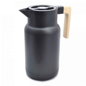 imagen de Jarra Térmica Sakura Style 1L Vidrio Manija Madera Color Negro